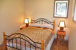 1526 14 Bedroom downstairs IMG_4023.jpg