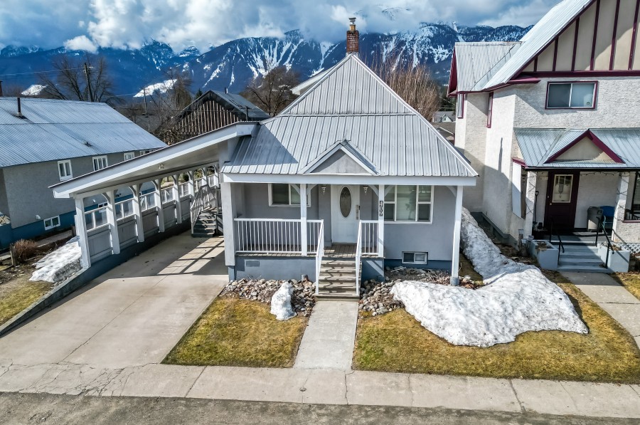 R 5571Property Details RE/MAX Revelstoke